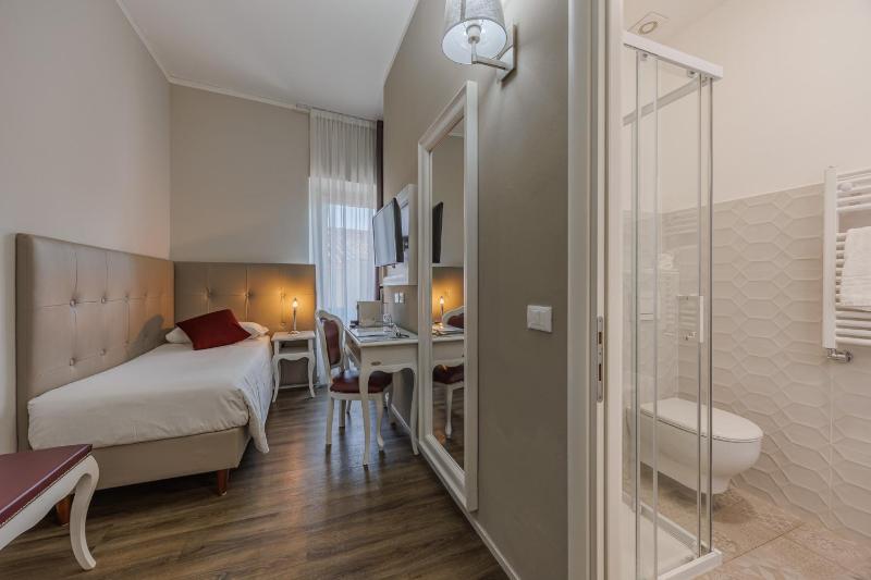 Standard Single Room image 4