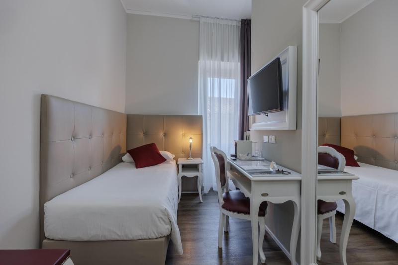 Standard Single Room image 3