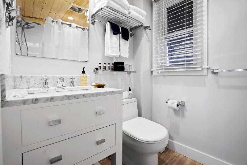 Double Room image 3