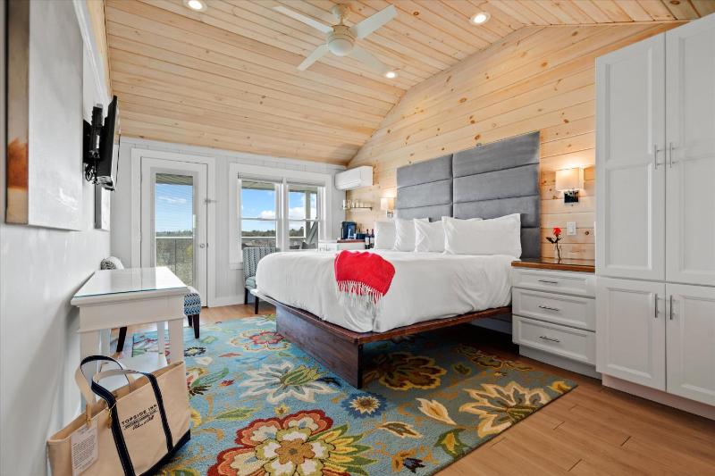 Deluxe King Room image 4