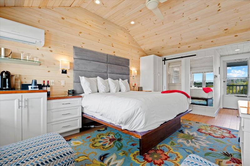 Deluxe King Room image 1