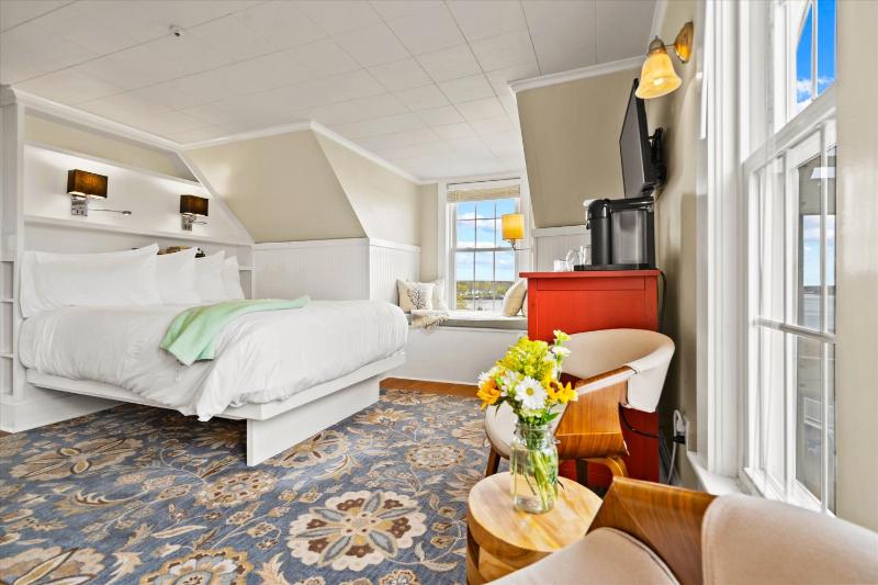 Deluxe Queen Room image 4