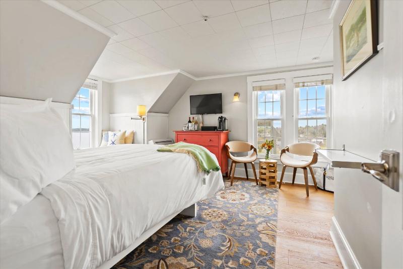 Deluxe Queen Room image 1