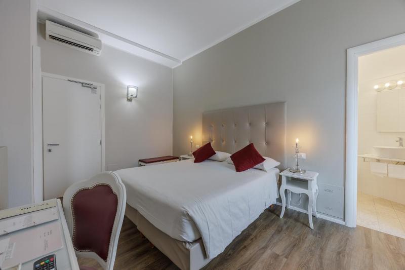 Standard Double Room image 3