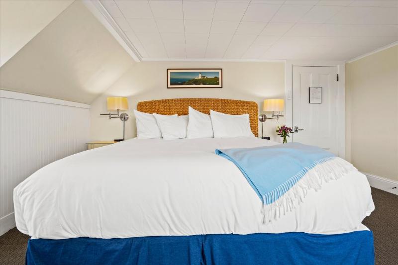 Standard King Room image 2