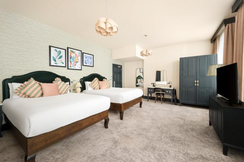 Premium Queen Room with Two Queen Beds image 2