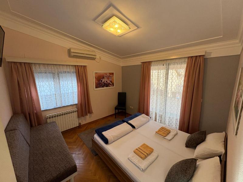 Triple Room with Shared Bathroom image 3