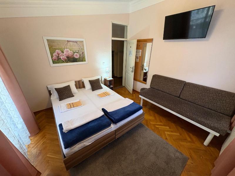 Triple Room with Shared Bathroom image 1