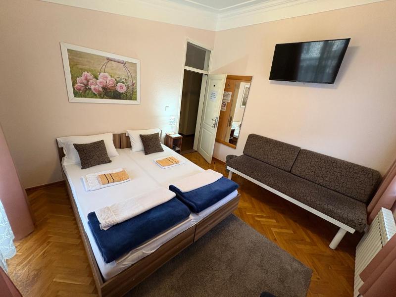 Triple Room with Shared Bathroom image 4