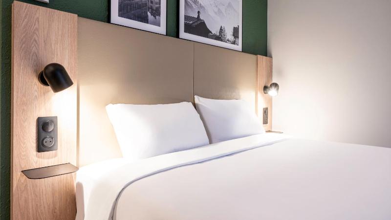 Standard Room - 1 Queen Bed image 1