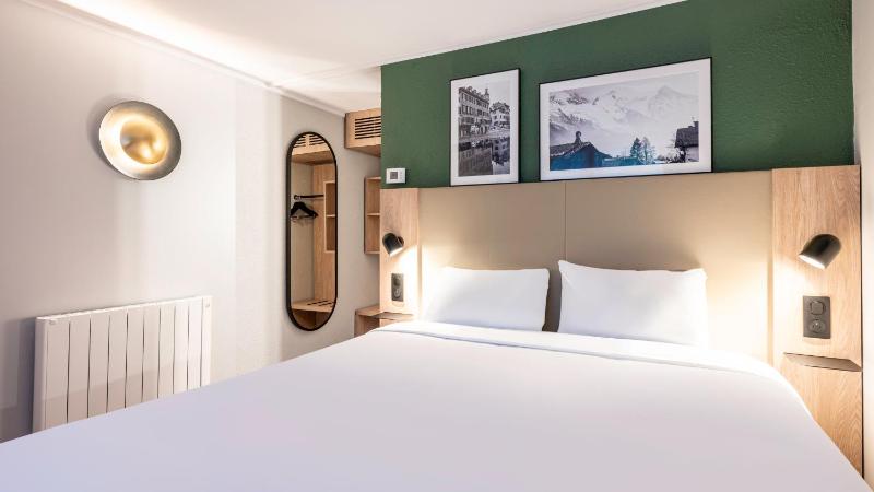 Standard Room - 1 Queen Bed image 3
