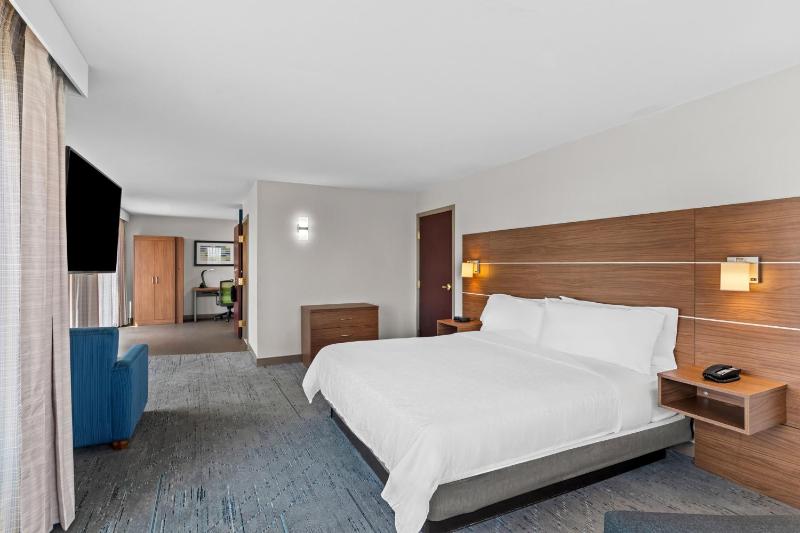 King Suite with Sofa Bed image 2