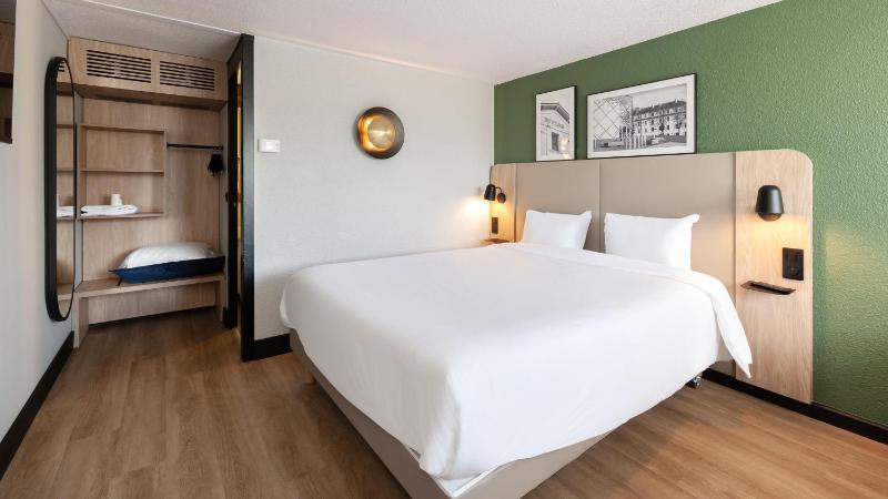 Standard Room - 1 Queen Bed image 1