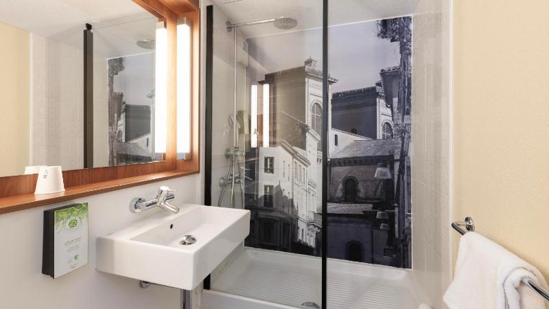 Standard Room - 1 Queen Bed image 4