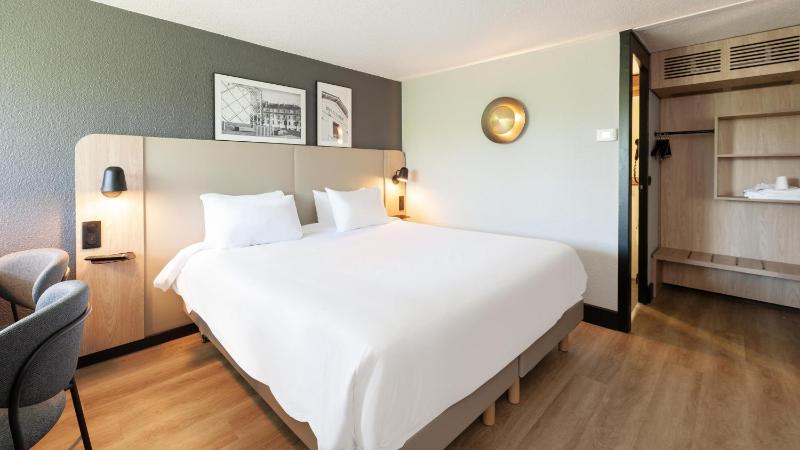 Superior Room - 1 King Bed image 1