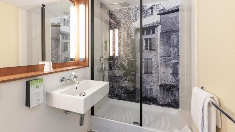 Standard Room - 1 Queen Bed image 3