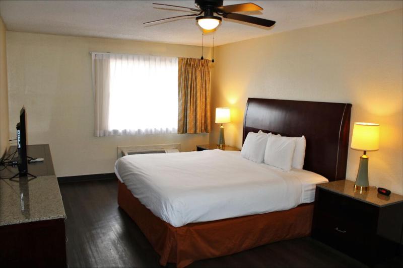 King Suite -  Non-Smoking image 3