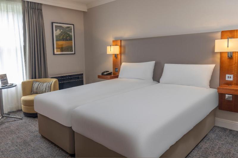 Classic Twin Room image 3