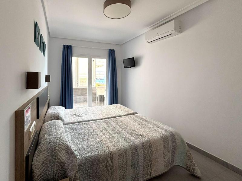 Standard Twin Room image 2