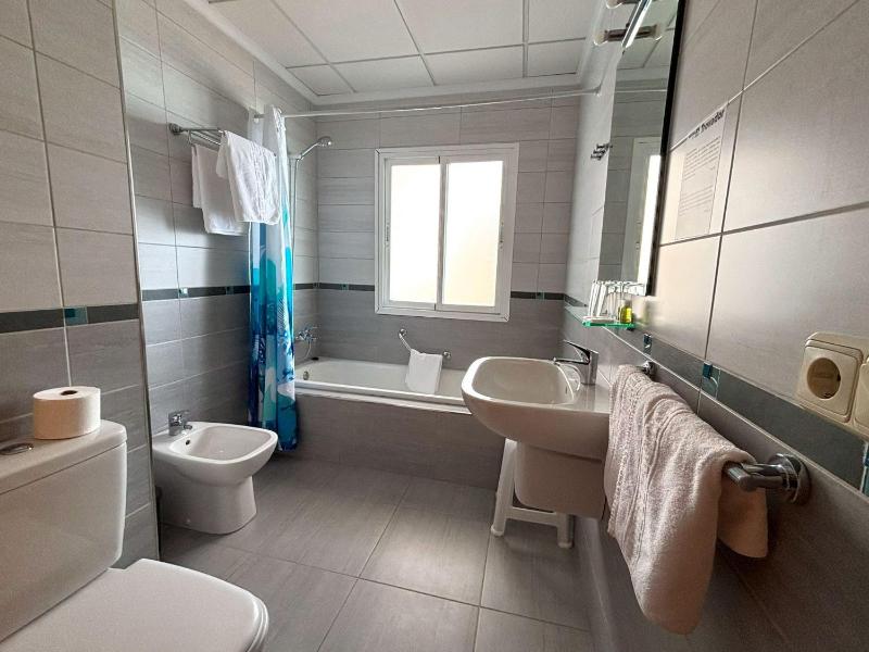 Standard Triple Room image 2