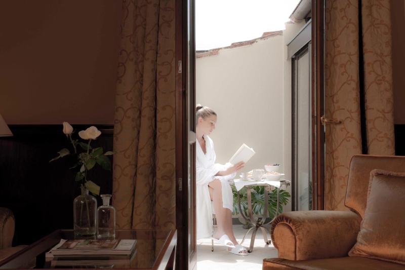 Junior Suite with Spa Bath image 2