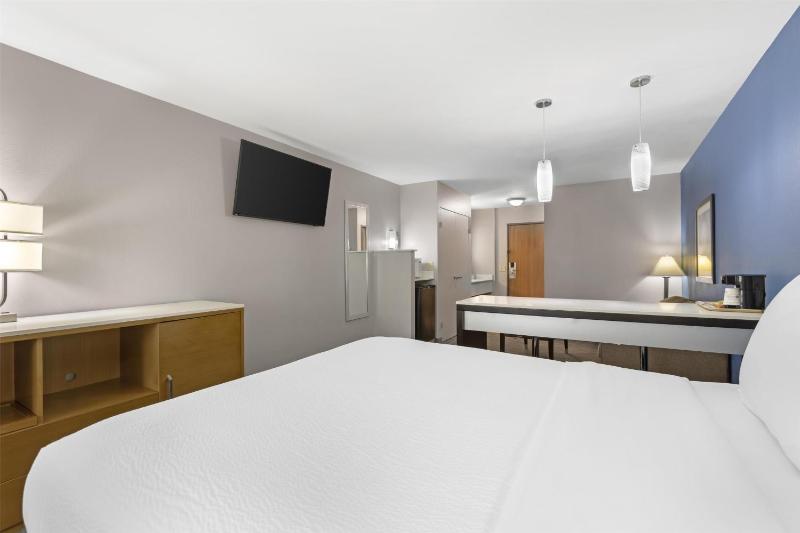 Queen Suite - Non-Smoking image 4