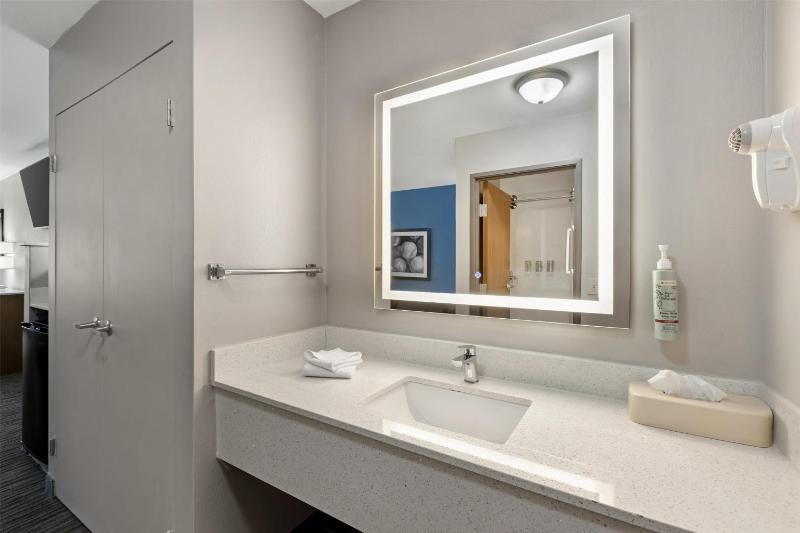 Queen Suite - Non-Smoking image 3