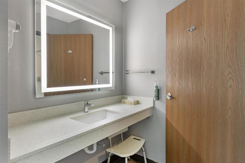 Queen Room with Two Queen Beds - Disability Access/Non-Smoking image 2
