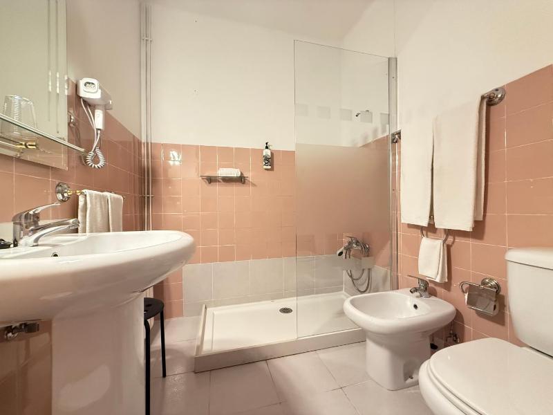 Single Room image 4