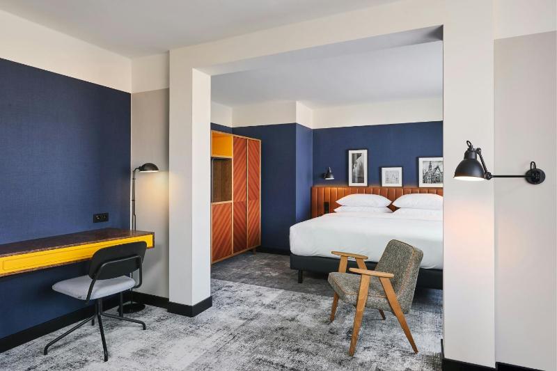 Deluxe King Room with Sofa Bed and City View image 3