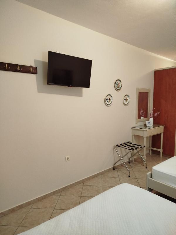 Studio (3 Adults) image 4