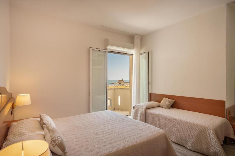 Triple Room with Balcony and Sea View image 4