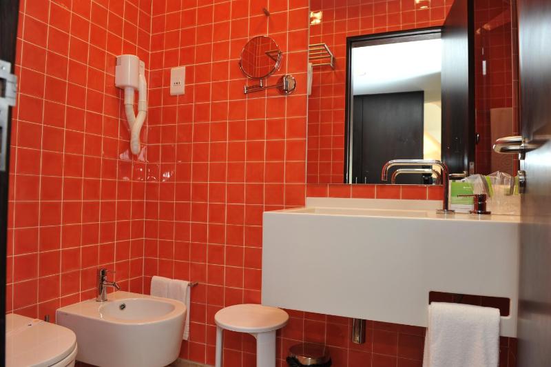 Superior Twin Room image 3