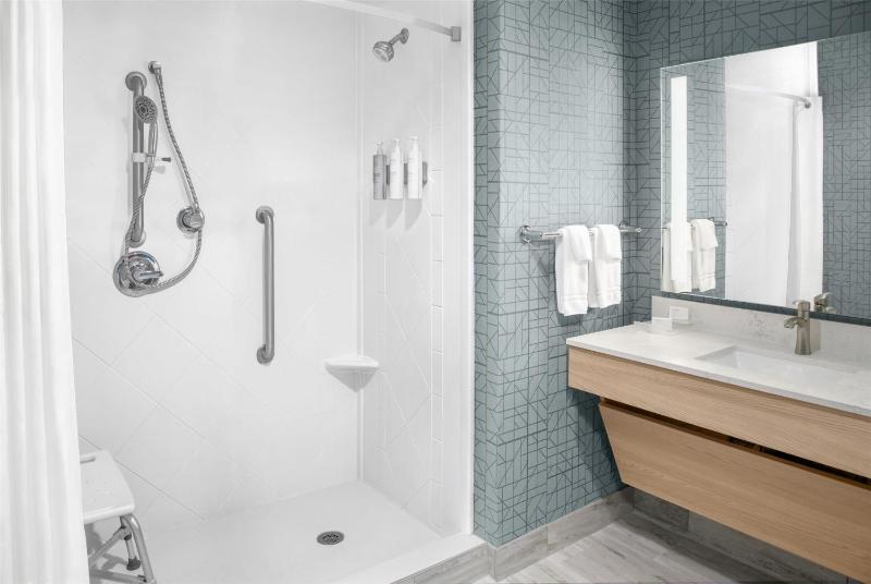 One-Bedroom King Room - Mobility Accessible image 2