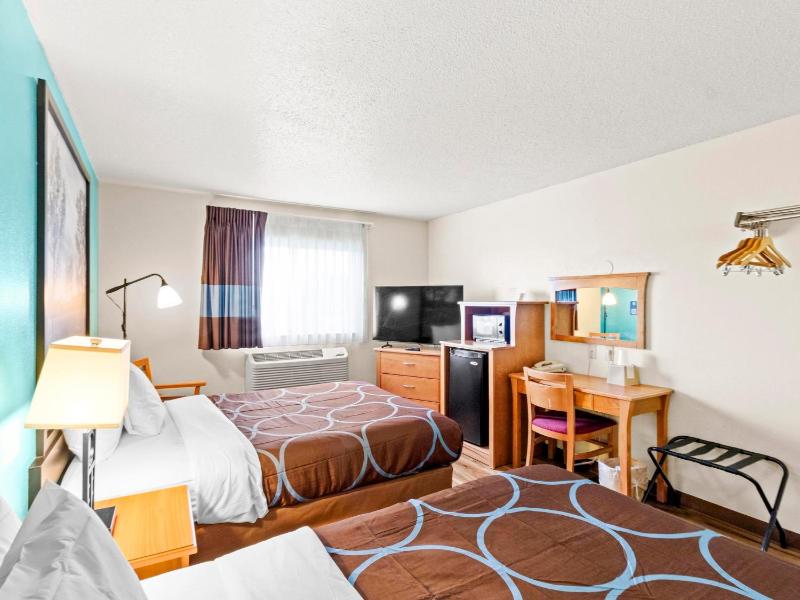 Queen Room with Two Queen Beds - Non-Smoking image 2