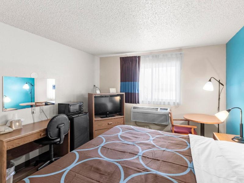 King Room with Bath Tub - Mobility Accessible/Non-Smoking image 3