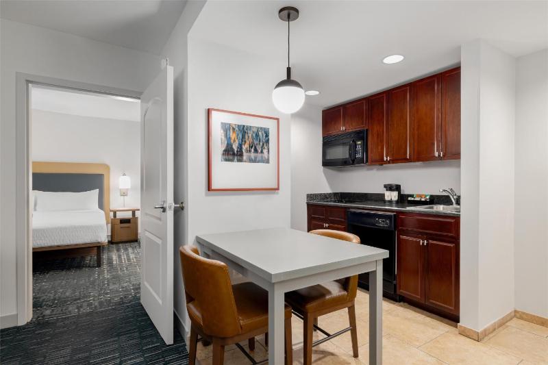 One-Bedroom King Suite - Non-Smoking image 3