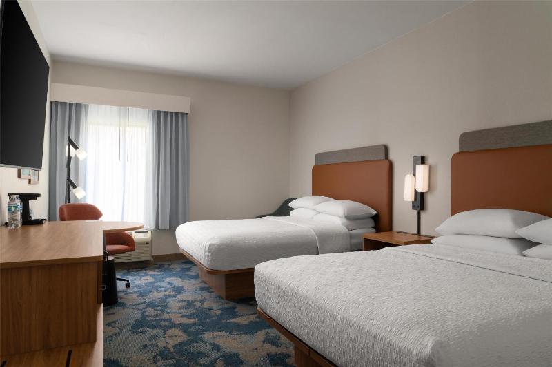 Queen Room with Two Queen Beds (4 Adults) image 3