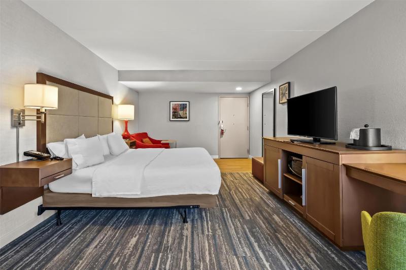 King Room with King Bed - Non-Smoking image 4