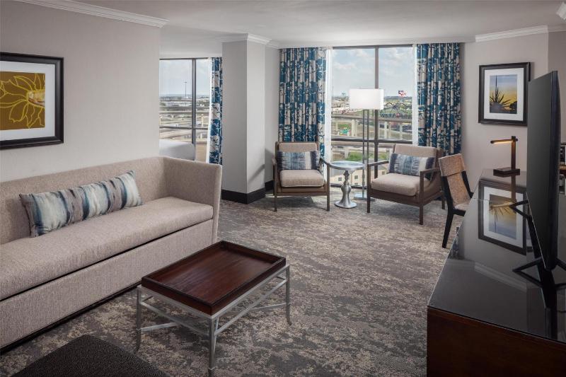 Junior King Suite with Seating Area image 4