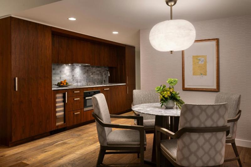 Grand One Bedroom Suite with Ocean View image 3