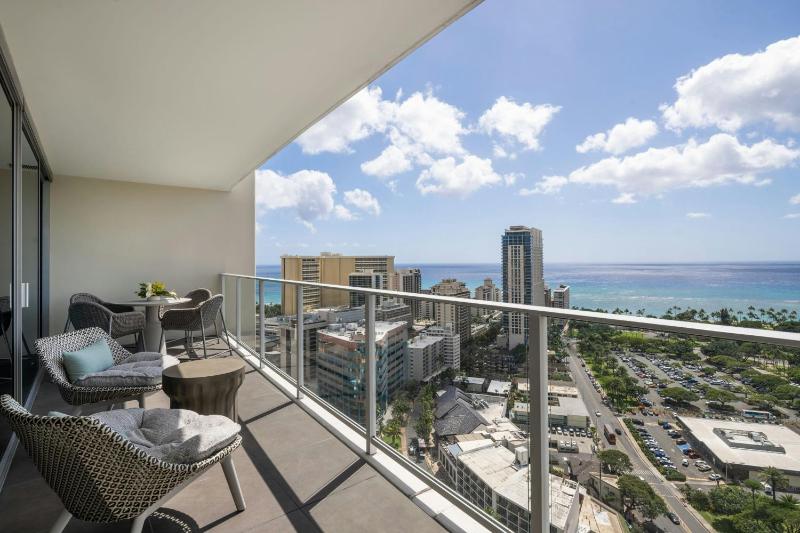 Grand One Bedroom Suite with Ocean View image 2