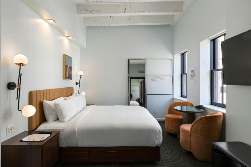 Cozy City Room, 1 King image 4