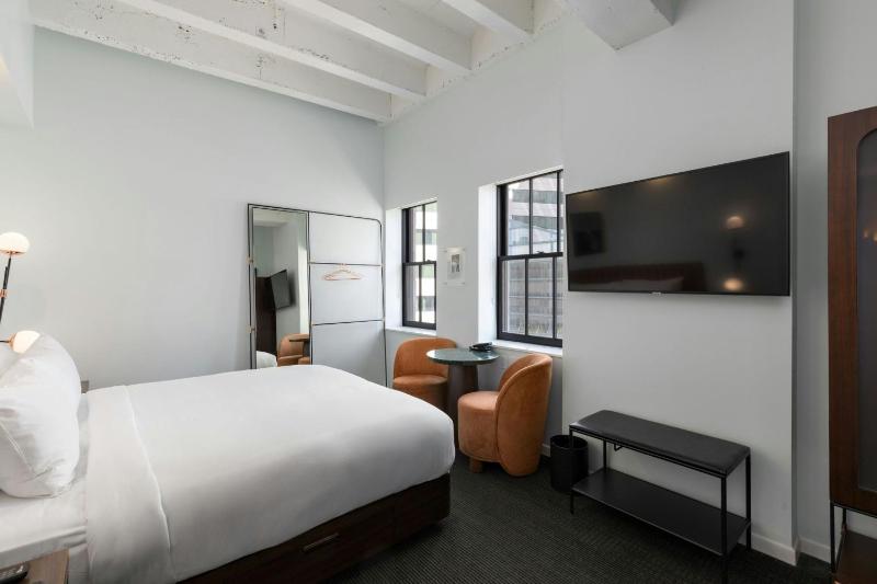 Cozy City Room, 1 King image 3