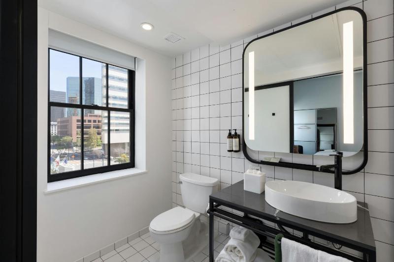 Cozy City Room, 1 King image 2