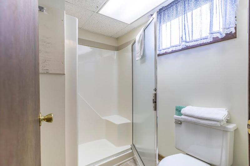 Motel Room with Two Double Beds - with Air Conditioning (no pets + no smoking) image 4