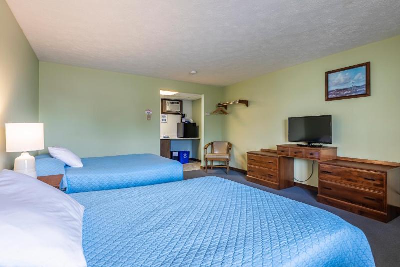 Motel Room with Two Double Beds - with Air Conditioning (no pets + no smoking) image 3