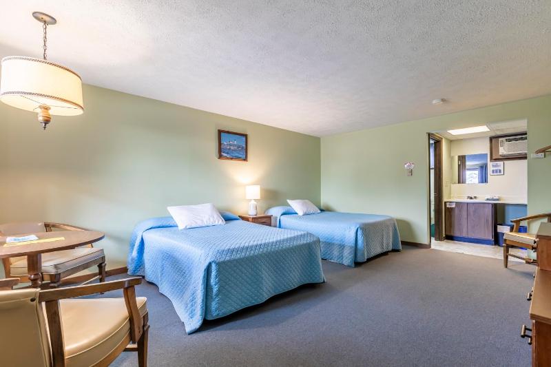 Motel Room with Two Double Beds - with Air Conditioning (no pets + no smoking) image 2