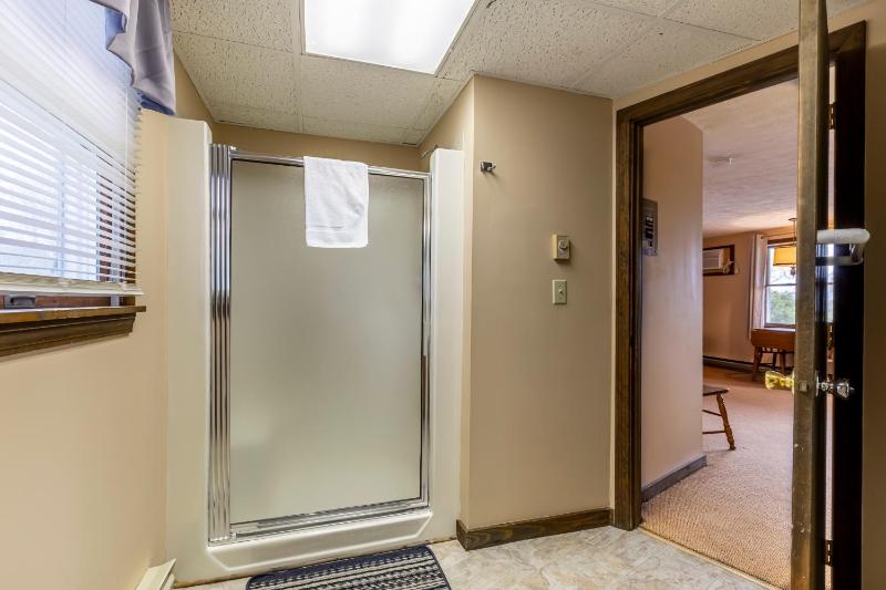Two Room Queen Suite - with Air Conditioning (no pets +no smoking)   image 4