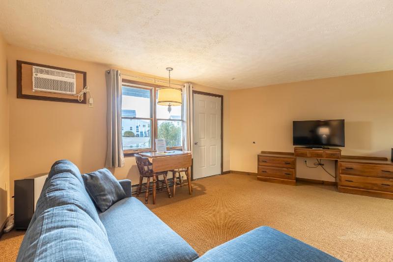 Two Room Queen Suite - with Air Conditioning (no pets +no smoking)   image 4